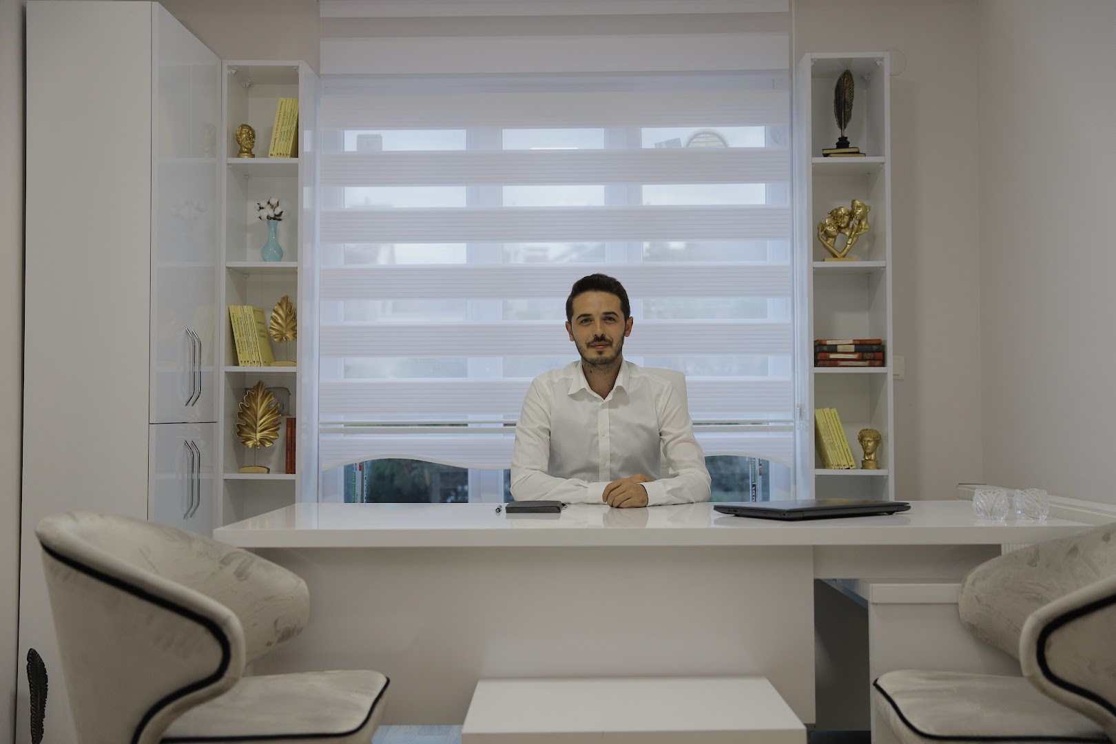 Psikolog Mehmet Yüksel görüşme ofisinde